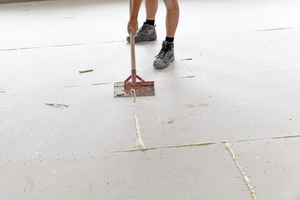  Nach dem Trocknen des Klebers werden überstehende Kleberreste entfernt 