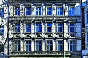  Links: Nach Abschluss der Sanierung präsentiert sich die Fassade des Vorderhauses wieder mit ihrem prächtigen Stuck Foto: Yyes Sucksdorff 