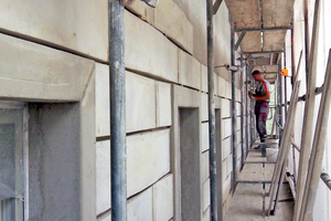  Montage der Stuckformteile am Ziegelmauerwerk des Wohnhauses in der Münchner Reichenbachstraße Fotos: Hild und K Architekten 
