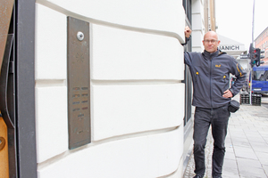  Thomas Wieckhorst, Chefredakteur der bauhandwerk, vor der Fassade aus geputzten Bossenbändern in der Münchner Reichenbachstraße (ab Seite 42) Foto: Thomas Schwarzmann Kontakt: 05241/801040, thomas.wieckhorst@bauverlag.de 