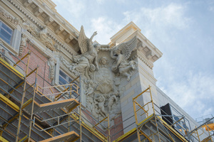  Montage einer Eckkartusche im Schlüterhof des Berliner Schlosses 