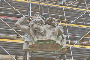  Rechts: Am Kran schwebt ein Teil der Kolossalfigur des Antinous im Schlüterhof in die HöheFotos: SHF / Stephan Falk 