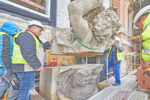  Mitte Juni wurden die Teile der Kolossalfigur des Antinous von den Handwerkern am Portal des Schlüterhofs auf der Baustelle des Berliner Schlosses zusammengesetzt 