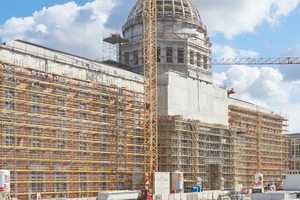  Der Baufortschritt am Berliner Schloss ist am deutlichsten an den Arbeiten an der Kuppel weithin sichtbar 