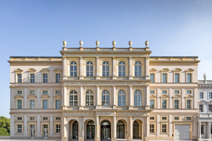  Die zum Alten Markt gerichtete Schaufassade des zu Beginn dieses Jahres in Potsdam eröffneten Museums Barberini ist bis auf die Toreinfahrt in das Untergeschoss rechts des Portikus eine originalgetreue Rekonstruktion des Palais Barberini Fotos (2): Helge  