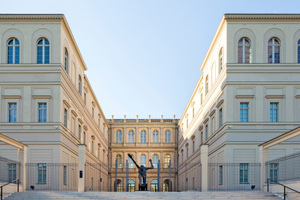  Die beiden Seitenflügel auf der Rückseite bilden zusammen mit dem Hauptgebäude einen Innenhof, in dem die Skulptur ?Jahrhundertschritt? des Bildhauers Wolfgang Mattheuer ihren Platz fand 