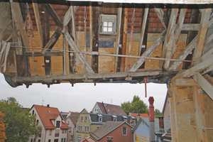  Anstelle eines Anbaus wurde ein Treppenhaus aus Beton in das Gebäude integriert 