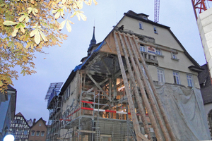  Eine Gebäudeecke steht über einer Doline war abgesunken und musste neu gegründet werden. Dazu wurde ein nachträglicher Anbau abgerissen 