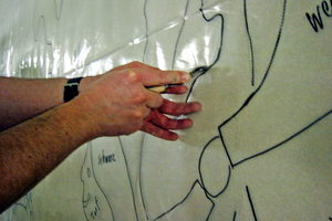  Rechts: Übertragen des im Maßstab 1:1 auf einer Folie gezeichneten Motivs mit der Nadelrolle 