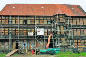  Die Nordfassade des ?Bunten Hofs? in Osterwieck zur Beginn der Sanierungsarbeiten (links) und nach Abschluss der Sanierung Ende 2016 Foto (nachher): xxxxxxxxxxxxxxxxxx 