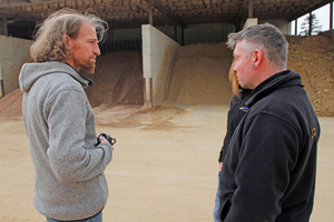  Redakteur Rüdiger Sinn (graue Jacke) im Gespräch mit Produktionsleiter Silvio Balog bei Conluto in Blomberg 