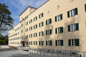 Die Fassadenflächen des Birkenhofs Augs­burg wurden nach restauratorischem Befund entsprechend nachempfunden. Dabei wurde der Oberputz sowohl in der Zusammensetzung als auch in der Sieblinie dem Bestandsmaterial angepasst<span class="bildnachweis">Fotos: Baumit</span> 