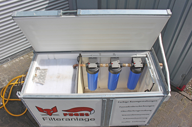  Prototyp: Ein Lebensmittel-Transportschrank dient als Gehäuse; in der linken Kammer wird das Wasser vorgefiltert und von dort durch die drei Filterstufen rechts gepumpt 