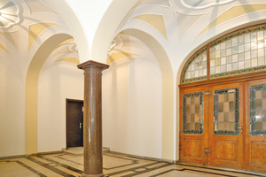  Rechts: Im Foyer blieben weite Teile der originalen Ausstattung erhalten 