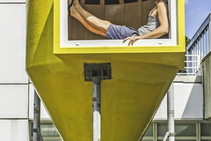  Architekt Jan Körbes sitzt im Panoramafenster seines zum Tee- und Meditationsraum umgebauten Futtersilos, das zurzeit auf dem Gelände des Bauhaus-Archivs in Berlin zu sehen ist 