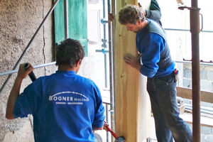  Montage eines neuen Ständers für das Holztragwerk 