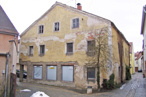  Der Ostgiebel des 1715 in Dietfurt ursprünglich als Metzgerei erbauten Gebäudes vor (links) und nach Abschluss der Umbau- und Sanierungsarbeiten (rechts) Foto (Bestand): Kühnlein Architektur 