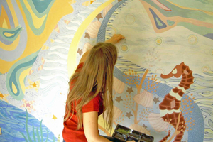  Jana Bayer-Zvoristeanu nutzte für die farbenprächtigen Wandbilder Farben, die aus rein pflanzlichen und mineralischen Stoffen hergestellt wurden Foto: Auro 