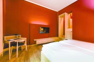  Rot gestrichenes Hotelzimmer 