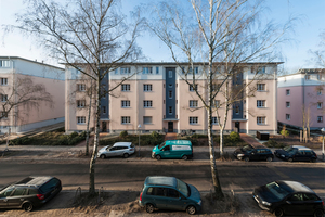  Farbe schafft Lebensqualität: Mit einer ansprechend gestalteten Fassade identifizieren sich die Bewohner. Das aparte Farbkonzept hat das „Caparol FarbDesignStudio“ entworfen 