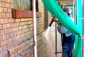  Reinigung der Klinkerfassade mit dem Schlämmstrahlverfahren 