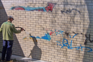  Das Schlämmstrahlverfahren lässt sich auch zur Entfernung von Graffiti an Fassaden einsetzen 
