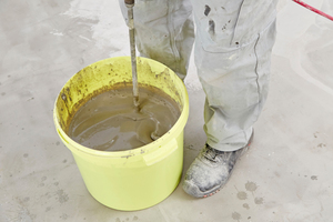  Mit dem Rührquirl können ein bis zwei Handwerker etwa 200 bis 400 kg Sackware je Stunde mischen und einbauen 