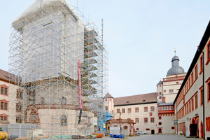  Gerüst und Wetterschutzdach während der Renovierung von Dach und Fassade der 706 geweihten Marienkirche der Würzburger Festung Marienberg Foto: Layher 