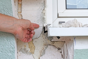  Auch an der Fensterbank im Erdgeschoss ist keine Feuchtigkeit in die Dämmung eingedrungen, obwohl die Fensterbank nicht die erforderliche Neigung von 5 Grad aufwies Text + Fotos: Thomas Wieckhorst 