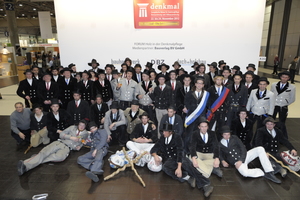  Gruppenbild mit zünftigen Gesellen beim Forum „Holz in der Denkmalpflege“ Foto: Leipziger Messe/Jens Schlüter 