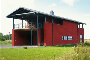  Rotgestrichene Holzplanken kennzeichnen das Bootshaus, entworfen von Architekt Emil Urbel. Im OG sind Küche, Wohnzimmer und zwei Terrassen 