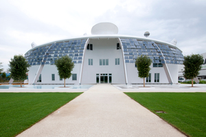  Die Frontseite des Forschungszentrums GreenLab ist nach Süden ausgerichtet. Die Photovoltaik-Module produzieren nicht nur Energie, sondern dienen auch der VerschattungFoto: Kerakoll 