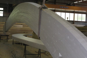  Die Oberseiten der Bogenbinder wurden beidseitig geneigt gefräst, um die Querbalken vollflächig auflegen zu könnenFoto: Holzbau AG – Rubner Gruppe  