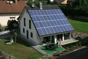  Photovoltaik auf dem Dach ist nicht nur für Hausbesitzer ein gutes Geschäft, auch Dachdecker können durch Kompetenz punkten und damit profitierenFoto: IBC Solar 