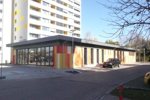  Mit dem Neubau der Gemeindebibliothek wurde der Fuggerplatz in Kau­­fe­ring umgestaltet. Im Vordergrund die neue Bibliothek, im Erdgeschoss des Hochhauses findet nun die VHS PlatzFoto: Hochbauamt Kaufering / Hermann Bader 