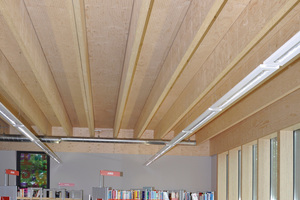  Die Besucher der Bibliothek in Kaufering können bei dem Neubau das angenehme Raumklima mit großen Holzflächen wahrnehmenFoto: Metsä Wood / Angelo Königl 