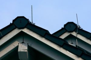  Mit dem vollkeramischer Firstabschluss ist das Dach auch seitlich gegen Regen- und Windeintrag geschütztFoto: Creaton 