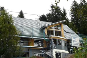  Südansicht auf den Balkon des Büros, den Erker der großen Einliegerwohnung und die Kellerwohnung zum Garten 