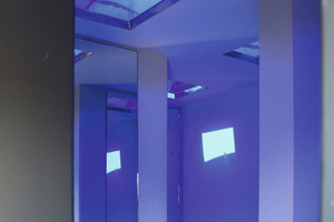  Die speziell für dieses Projekt gefertigten Lichtkuppeln tauchen das Labyrinth in ein beruhigendes Blau und ein gold-gelbes Zentrum 