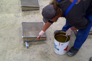  Nach dem Anrauen der Oberflächen erfolgt die Grundierung mit Triflex Cryl Primer 276  