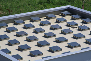  Die Firma Empl Bauspenglerei und Flachdachbau GmbH aus Altötting hat 49 Lichtkuppeln auf der 7x7 m großen Dachfläche abgedichtet 