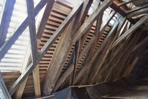  Innenansicht: Der aufwendig gestaltete – unbehandelte – Dachstuhl von 1780Foto: FOS/kro 