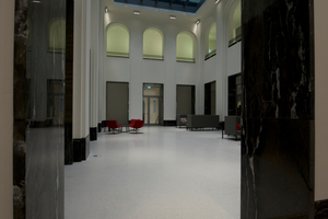  Der historische Mosaikfußboden musste zum größten Teil erneuert werden. Um seine besondere Ästhetik zu betonen, wurde der Mosaikfries von weißem Terrazzo umrahmt 