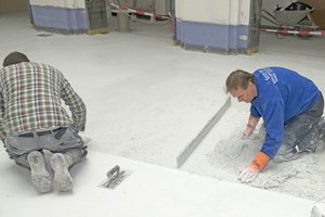  An das Mosaik grenzt ein weißer Terrazzo-Boden an 