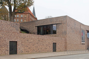  Der Neubau des Lübecker Hansemuseums erscheint wie eine Stützmauer, die das historische Burgkloster sichert Fotos: Robert Mehl 