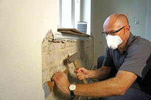  Thomas Wieckhorst, Chefredakteur der bauhandwerk, testet die Atemschutzmaske ?Air+ Smart? beim Abstemmen von Altputz auf einer Baustelle in Bielefeld Foto: Thomas Schwarzmann 