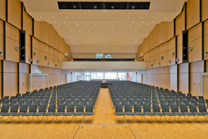  1 Die Wand- und Deckenverkleidung von BER Deckensysteme sorgt im großen Veranstaltungssaal der neuen Stadthalle von Bad Neustadt für ein optimales Raumgefühl und eine hervorragende Akustik Fotos: Michael Miltzow 