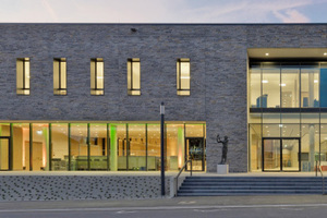  Die im vergangenen Jahr in Bad Neustadt nach Plänen des Architektur- und Ingenieurbüros pbr fertig gestellte Stadthalle 