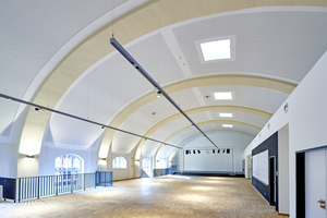  Die Tonnendecke der Mehrzweckhalle einer Hamburger Berufsschule sorgt dank des Akustikdeckensystem Knauf Cleaneo Akustik linear für gute Akustik und Raumlufthygiene Foto: Knauf / Dirk Masbaum 