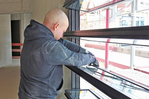  Zuletzt wird jede Fensterscheibe mit acht Glasgummidichtungen von außen und innen umlaufend abgedichtet 